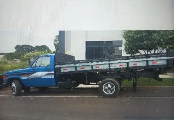 O caso aconteceu entre a noite de sábado e a manhã de domingo, quando um caminhão Ford F600, carregado com sucatas, foi furtado do pátio de uma empresa na Rua Irmãos Villas Boas...