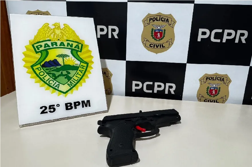 Ação integrada entre Polícia Civil e Polícia Militar resulta na apreensão de simulacro de arma e celular; investigações seguem para identificar todos os envolvidos