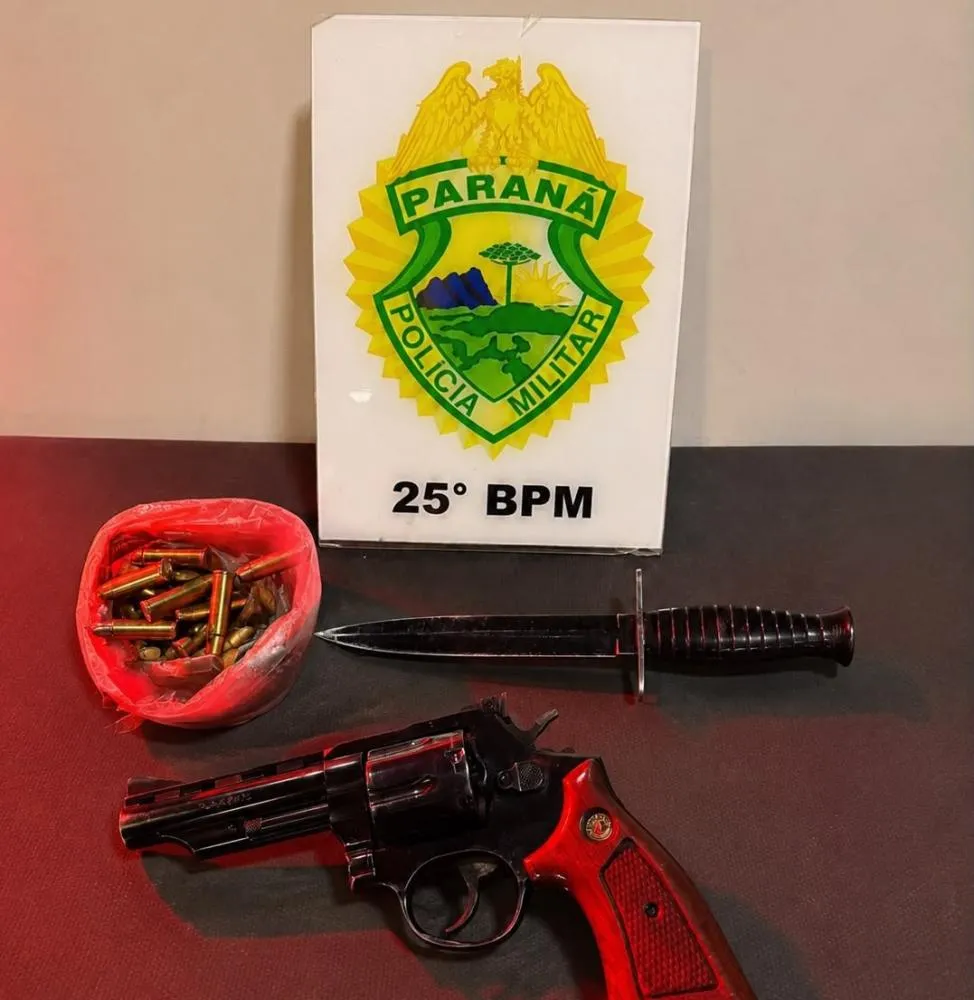 Suspeito resistiu à prisão; policiais apreenderam revólver calibre 38 carregado, munições e um punhal durante a ocorrência de violência doméstica
