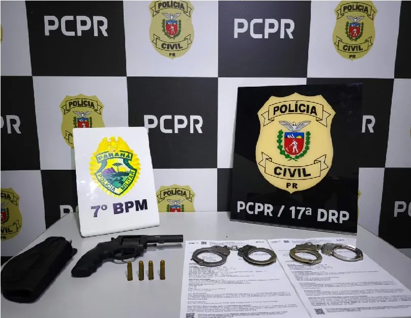 Além do cumprimento do mandado judicial, o homem recebeu voz de prisão em flagrante pelo crime de porte ilegal de arma de fogo com numeração suprimida,