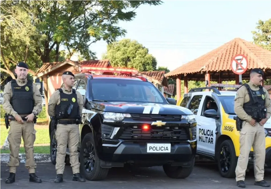 A ocorrência reúne crimes relacionados ao cumprimento de mandado de prisão, tráfico de drogas, posse e porte de arma de fogo de uso restrito, além do confronto decorrente da tentativa de captura do foragido.