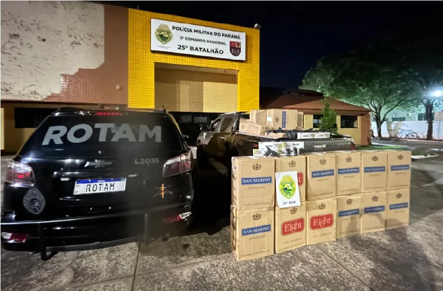 Uma ação da equipe da Rondas Ostensivas Tático Móvel (ROTAM) do 25º Batalhão da Polícia Militar resultou na apreensão de uma grande carga de cigarros contrabandeados, uma arma de fogo, munições,