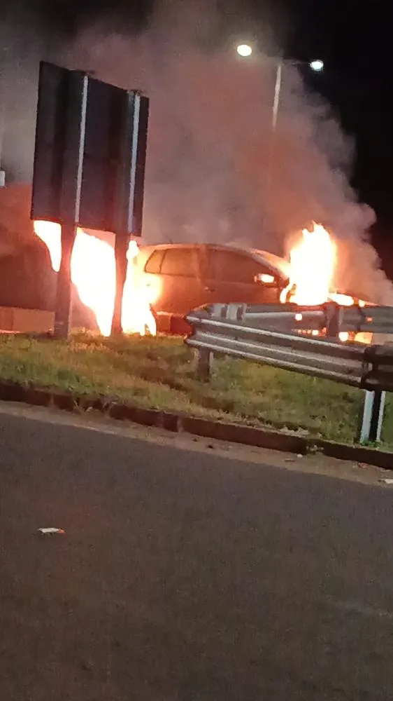 Após colisão o carro pega fogo e é destruido