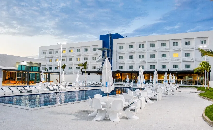 A Rede Bristol Hotéis & Resorts é uma administradora hoteleira paranaense, que iniciou suas atividades em 1994, em Curitiba (PR), e hoje possui unidades em todas as regiões do país.