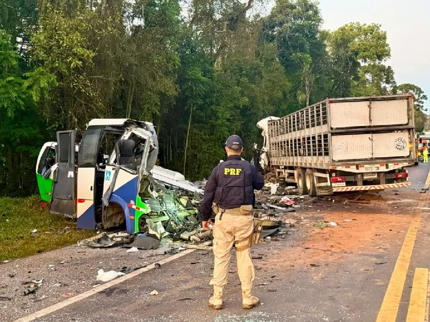 ATENÇÃO AOS MOTORISTAS: a BR-373 está totalmente interditada no km 209. A recomendação é não seguir em direção ao trecho e procurar rotas alternativas até nova orientação das autoridades.