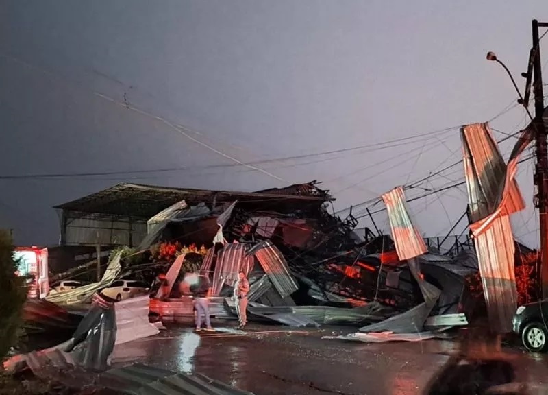 Cidades do noroeste do Paraná são atingidos por um forte temporal. 