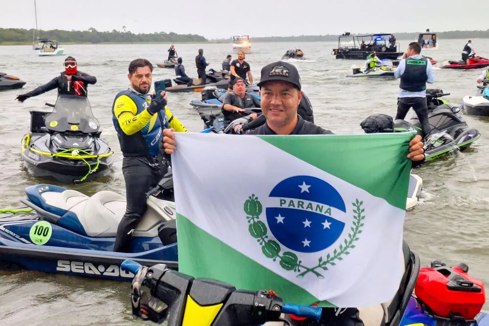 Caravana de jet-skis chega a Foz do Iguaçu após mais de 400 km pelo Rio Paraná