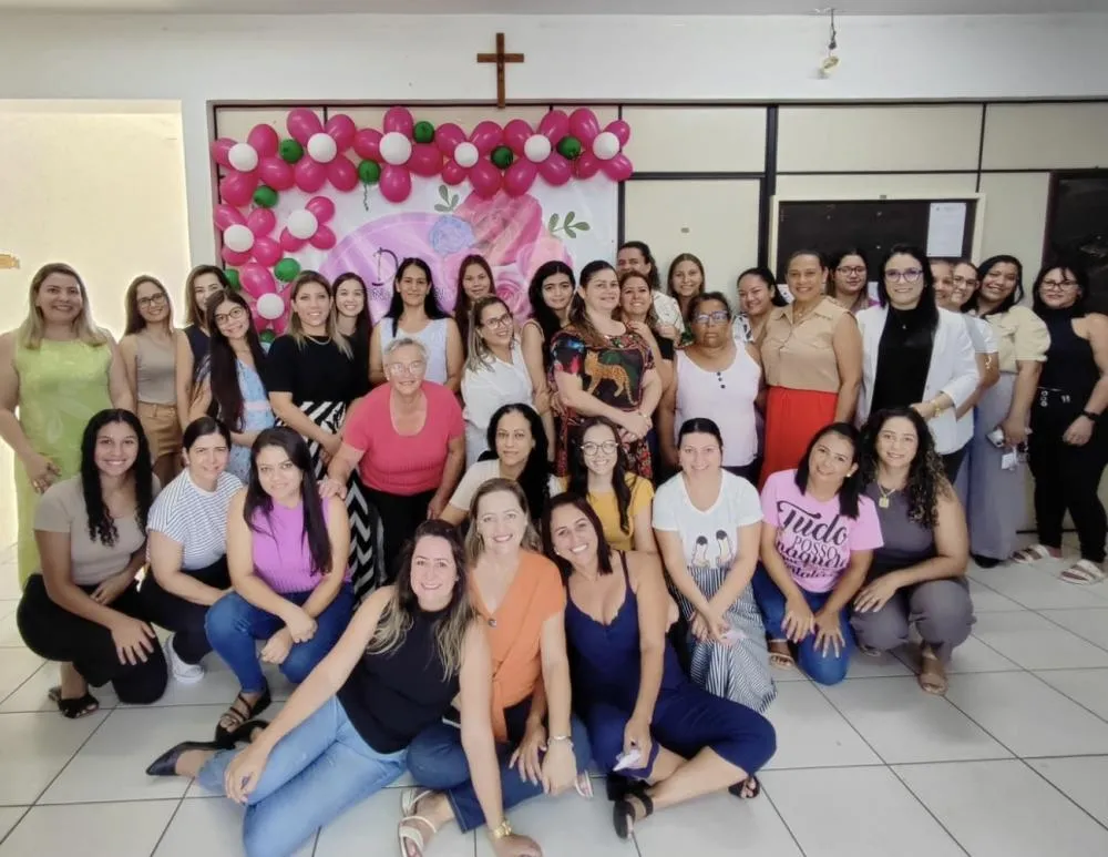 Prefeitura de Alto Paraíso/PR celebra o Dia Internacional da Mulher com homenagens e brindes as mulheres da Administração, saúde, educação e serviço social