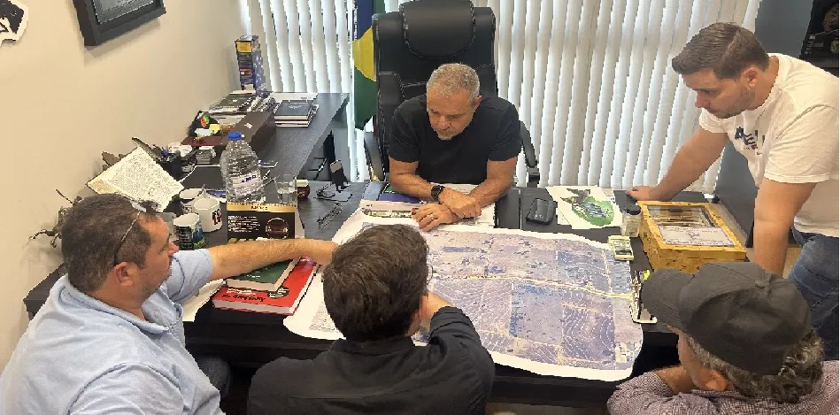 Deputado Arruda reunido com Zinho do Porto e representantes de empresa do setor imobiliário - Foto: Lúcio Freire dos Santos