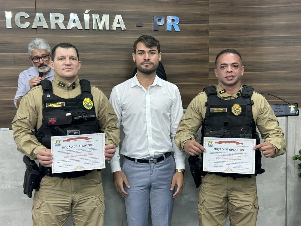 Vereador Elzino Junior com os soldados Adriano - Foto Lúcio Freire e Anderson
