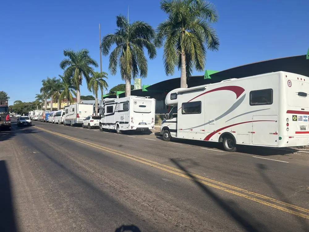 A chegada da caravana em cada cidade desperta curiosidade e muda a rotina das pessoas