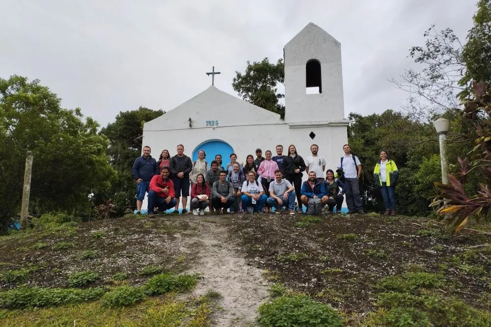 Trilha em meio à Mata Atlântica e proporciona aos participantes um contato direto com os modos de vida, os saberes e a hospitalidade dos moradores locais. Foto: Viage Paraná