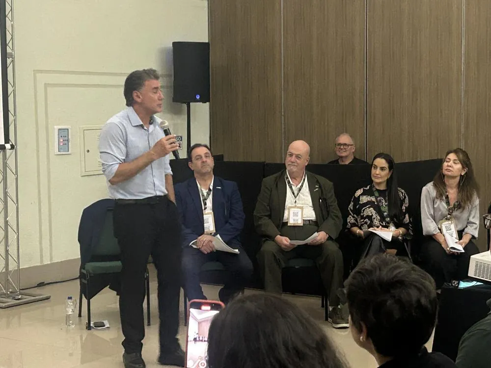 Secretário de Estado do Turismo Leonaldo Paranhos com representares dos territórios 