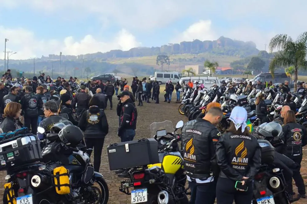 Turismo sobre rodas, 300 motociclistas movimentaram os atrativos dos campos gerais