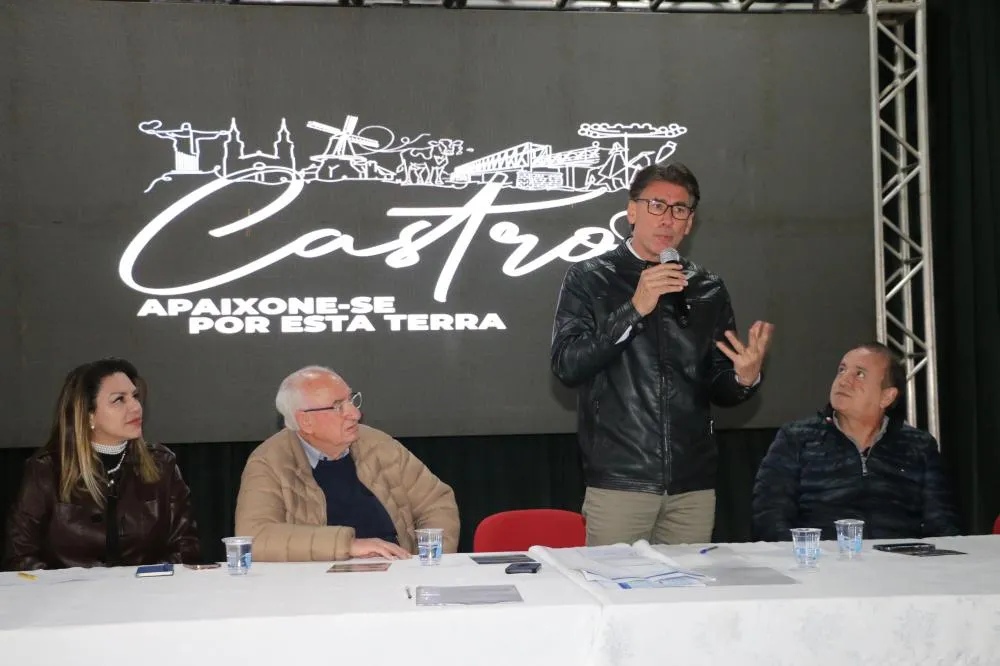 Em Castro, no Território de Campos Gerais, com prefeitos, representantes dos poderes legislativos estadual e municipal, e lideranças da cadeia produtiva do setor turístico. Foto: Daniel Calvo - Prefeitura de Castro
