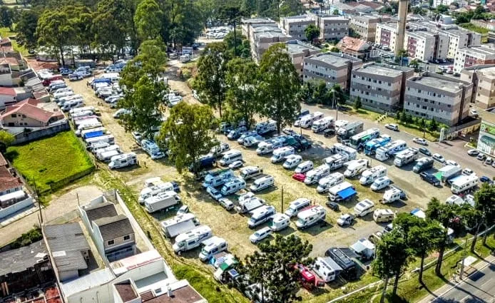 Camping com 50mil m² área para 700 veículos