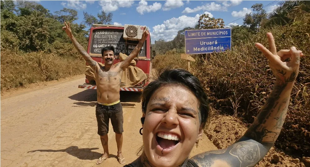 “Pegadas Itinerantes” é um projeto criado pelo casal Camis e Fer, que também são criadores de conteúdo digital, com milhares de seguidores; o casal viaja num veículo modelo micro-ônibus, Mercedes Benz, transformado em motorhome artesanal - Foto:Camis e Fe