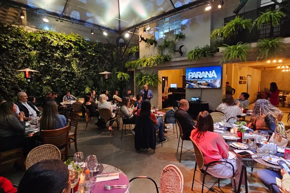 Durante a apresentação, técnicos transmitem aos participantes informações sobre o Estado - Foto: Viaje Paraná