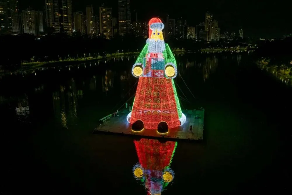 Com cerca de 450 mil lâmpadas de LED decorativas e pesando 15 toneladas, o Papai Noel será avaliado por uma comissão julgadora do Guinness World - Foto/Crédito: Rodolfo Gaion / CMTU