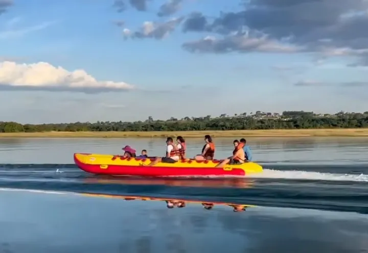 A partir desse final de semana em Porto Camargo, começa um novo atrativo para os banhistas, os passeios com banana boat,