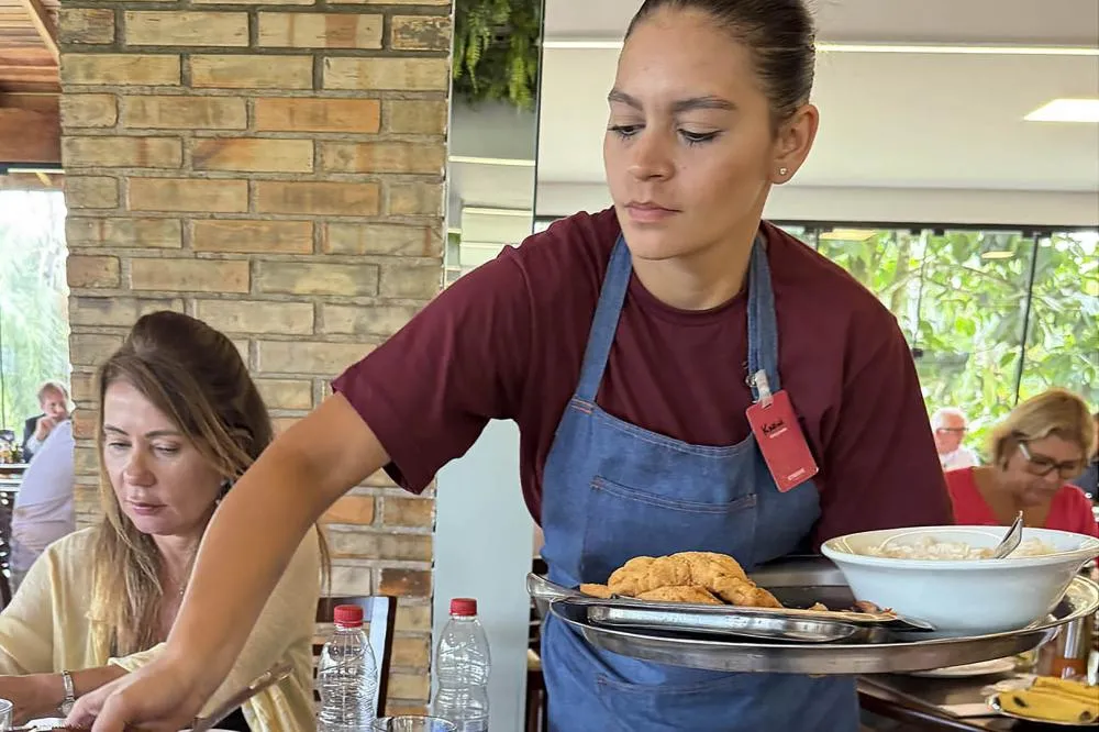 Entre as atividades econômicas, o maior empregador do turismo segue sendo o segmento de serviços de alimentação, que fechou o período com 4.578 vagas, crescimento de 18,8% em relação a 2024 (3.855). Foto: Viaje Paraná