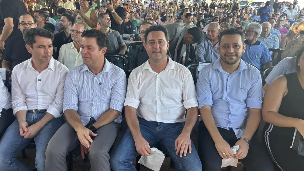 Em um anúncio que já repercute como um divisor de águas para o interior do Paraná, o governador Carlos Massa Ratinho Junior confirmou um pacote gigantesco de investimentos que ultrapassa os R$ 100 milhões, podendo chegar perto de R$ 120 milhões para Querê