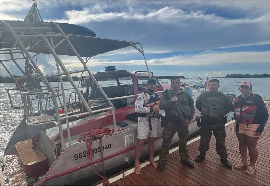 Veleiro avaliado em R$ 800 mil, recuperado pela polícia - Foto: PM Ambiental