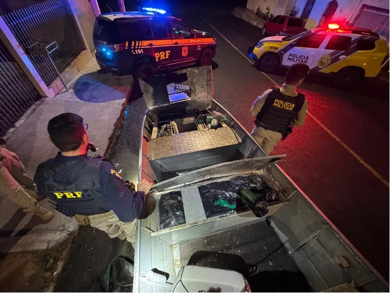 A droga estava escondida em compartimento oculto nos assentos da embarcação