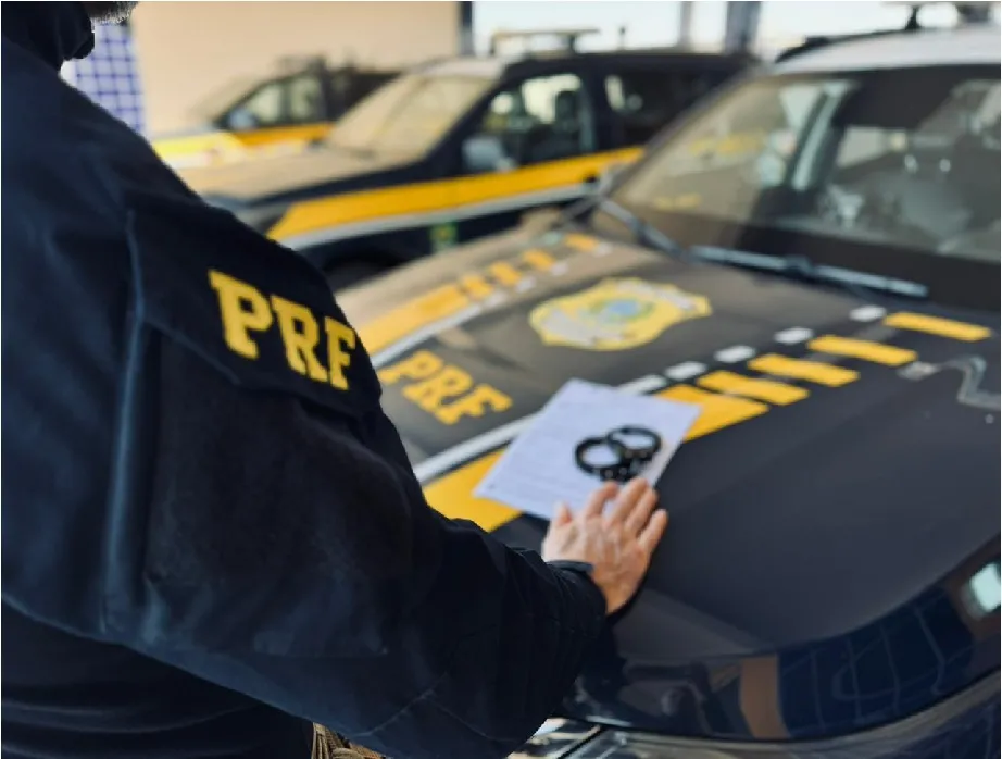 Oficiais da PRF abordaram uma carreta Bitrem que transportava cana-de-açucar.