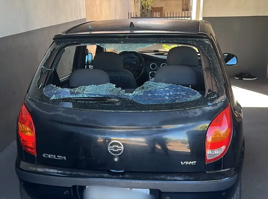 para-brisa traseiro do automóvel foi alvejado por arma de fogo enquanto dono dormia
