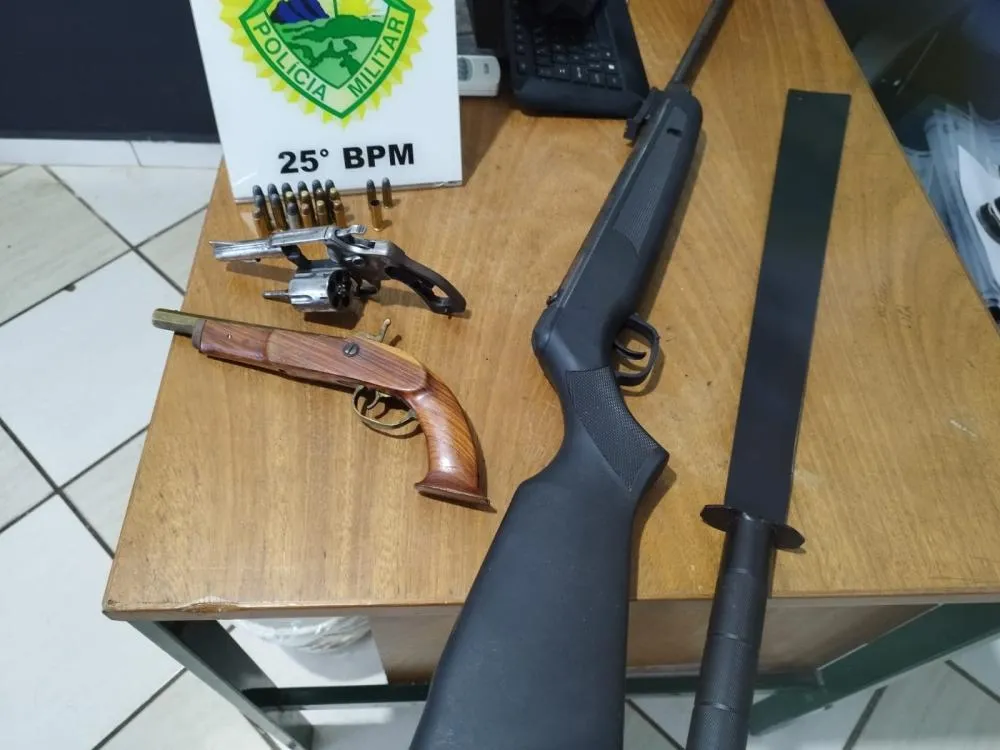 A PM apreendeu um revolver calibre 38, uma arma artesanal, uma carabina artesanal , uma carabina de pressão, um facão, 19 munições e 18 munições deflagradas