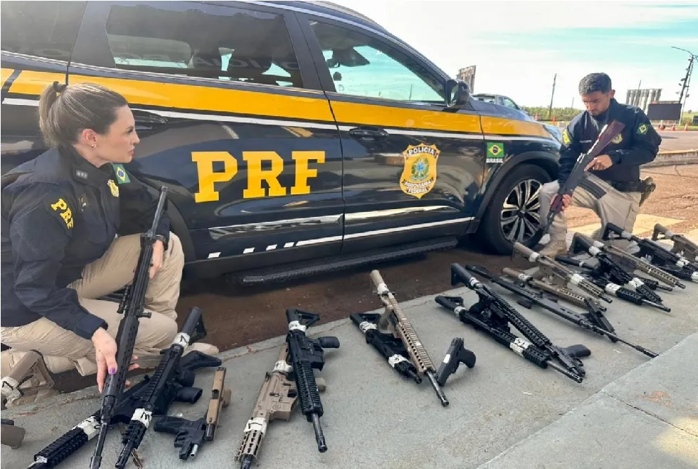 Dentre as armas, destacam-se a presença de duas AK-47, que é um armamento de infantaria padrão, muito usado por grupos guerrilheiros...