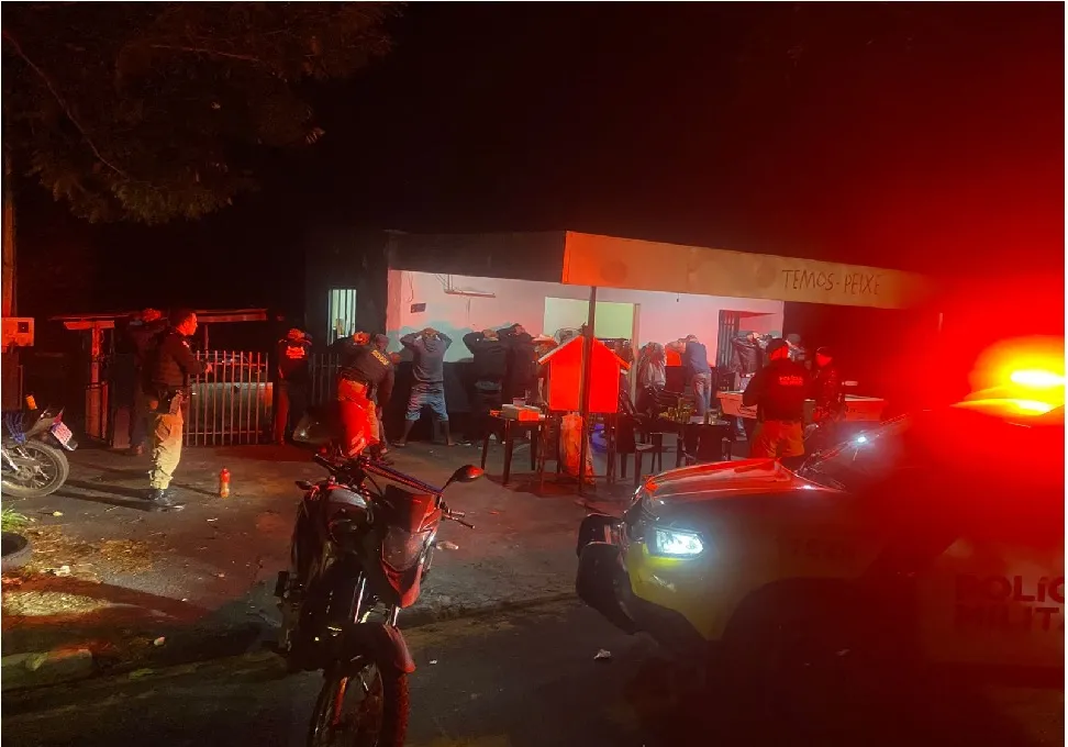 Além das fiscalizações na rodovia, as equipes promoveram abordagens preventivas em dois estabelecimentos comerciais da região.