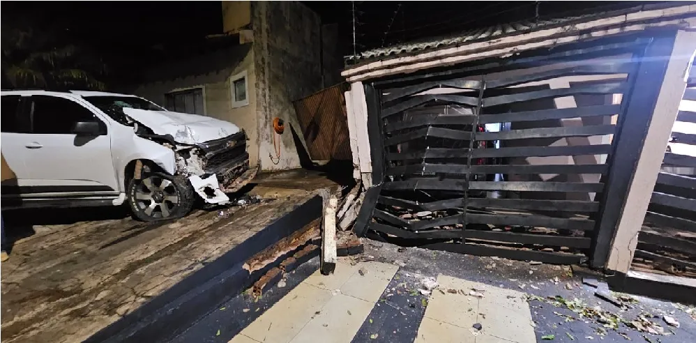 O proprietário da residência atingida, de 53 anos, não se feriu.