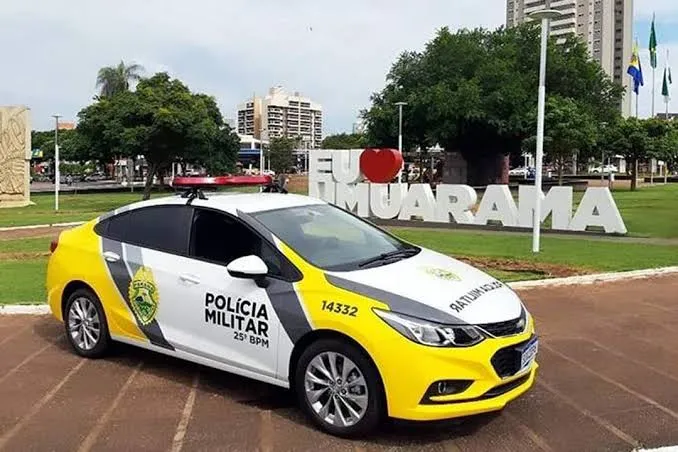 O homem é morto com vários golpes de faca após ser ameaçado por dupla em motos.