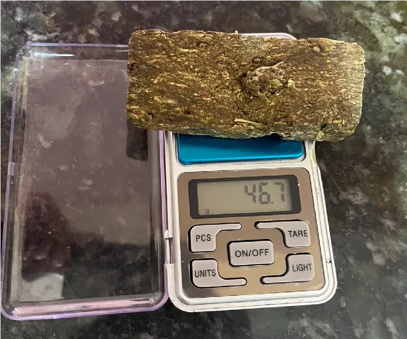 Na abordagem, os militares localizaram uma embalagem contendo 46,7 gramas de maconha.