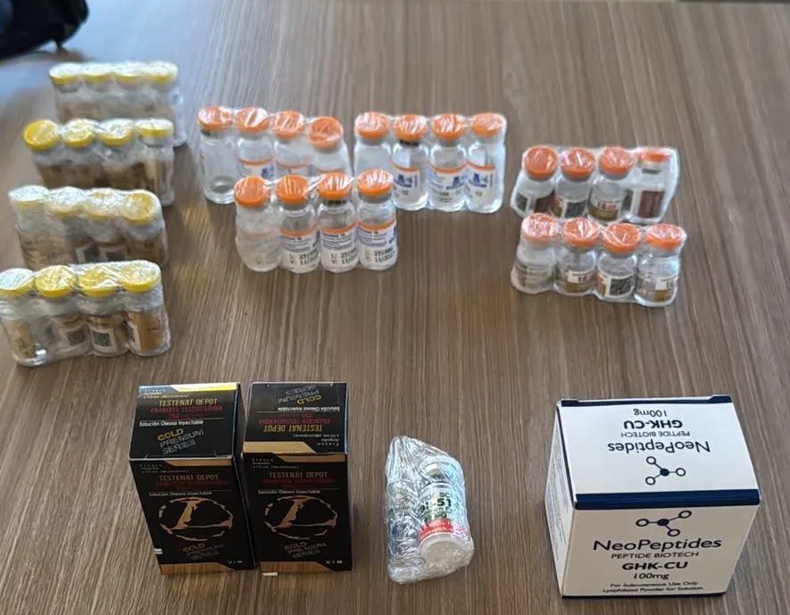 Em uma pochete presa à cintura de um dos passageiros, diversos medicamentos e substâncias de uso controlado e para fins estéticos