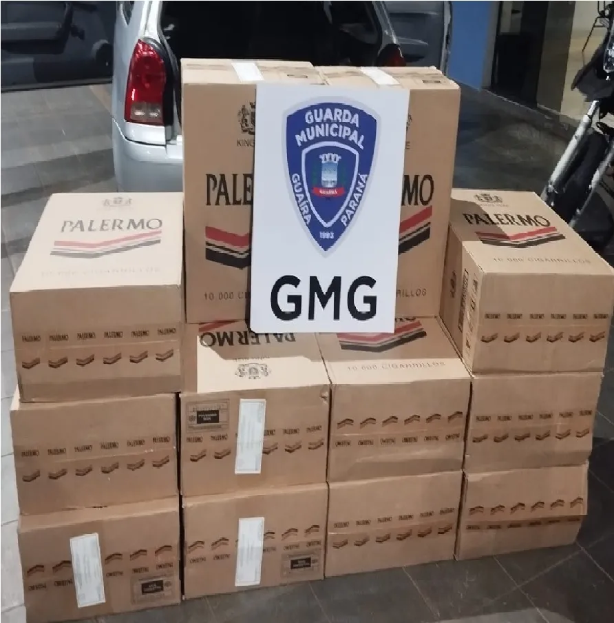 Guarda Municipal de Guaíra/PR intercepta carro em fuga e apreende carga ilegal de cigarros contrabandeados do Paraguai